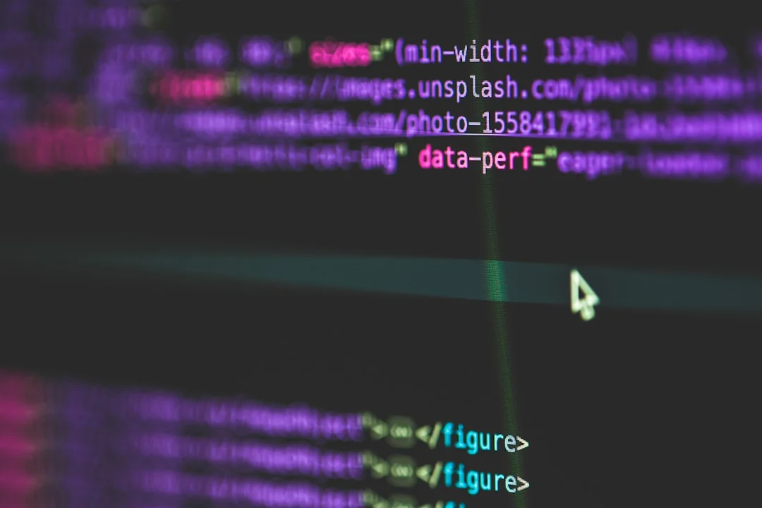 Un espace de travail moderne avec deux écrans d’ordinateur affichant des projets de conception web, mettant en avant la technologie et la productivité.